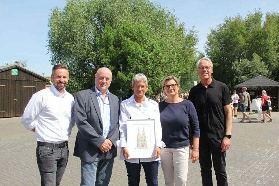 Daniel Brozowski (Geschäftsführer REHASAN), Hans Römermann (Ärztlicher Direktor), Silvia Löwner (Klinikdirektorin), Sandra Meis (Geschäftsführerin REHASAN) und Frank Roschewsky (Geschäftsführer REHASAN; v. lks.) bei der Jubiläumsfeier am vergangenen Freitag.