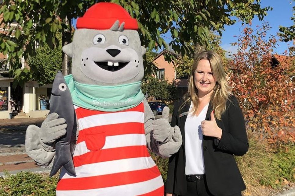 Sina Lehmbeck von der Sparkasse Holstein und die beiden Freunde Seebär und Fisch freuen sich auf die Weltsparwoche.