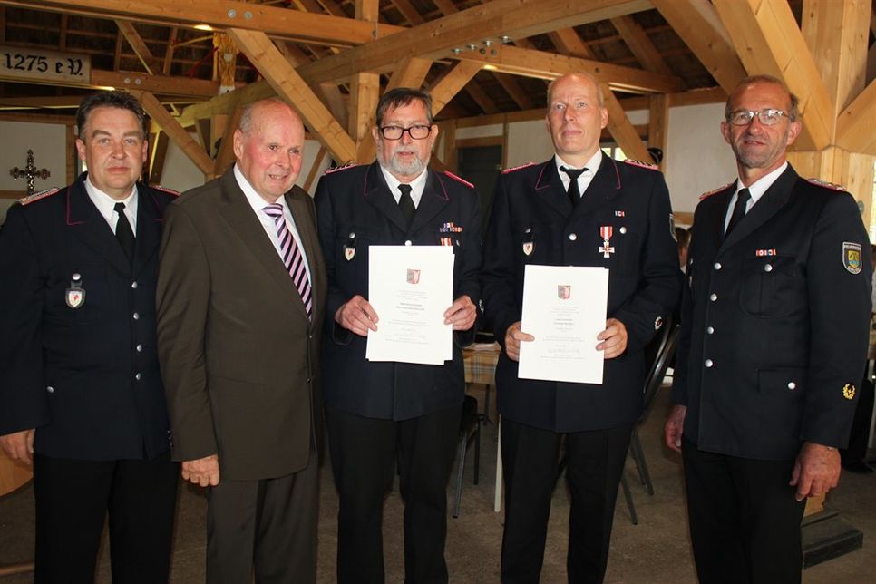 Stellvertretender Gemeindewehrführer Mathias Henning, Bürgermeister Volkert Stoldt, die Feuerwehrkameraden Thomas Radden und Karl-Hermann Schuldt sowie Gemeindewehrführer Volker Langbehn (v. lks.) bei den Ehrungen.