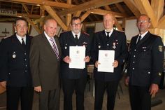Stellvertretender Gemeindewehrführer Mathias Henning, Bürgermeister Volkert Stoldt, die Feuerwehrkameraden Thomas Radden und Karl-Hermann Schuldt sowie Gemeindewehrführer Volker Langbehn (v. lks.) bei den Ehrungen.