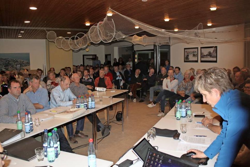 Riesiges Interesse: Das Gemeindehaus platzte aus allen Nähten. Viele Bürger mussten die Sitzung sogar im Stehen verfolgen.