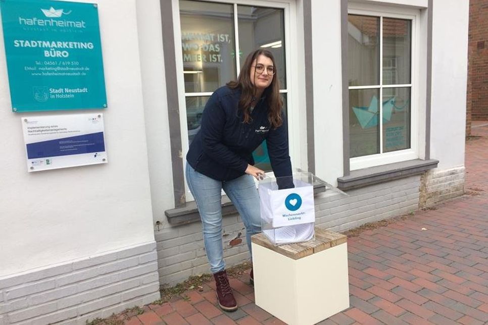 Johanna Jali bei der Ziehung der Gewinn-Aktion „Wochenmarkt-Lieblinge“.