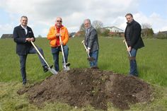 Beim Spatenstich: Stolz-Prokurist Uwe Hornung, Bauausschussvorsitzender Dirk Gaczmanga, Bürgermeister Rainer Holtz und Architekt Hayung Köhler (v. lks.).