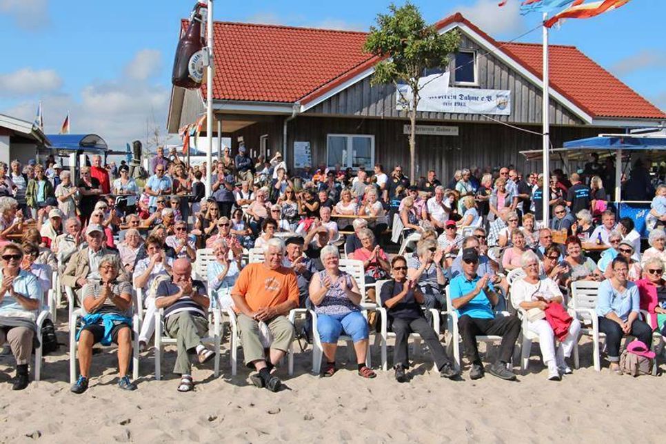 Direkt am Strand vor dem neuen Gebäude des Fischervereins versammelten sich die Gäste und lauschten den Grußworten.