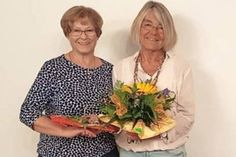 Monika Ebel bedankte sich bei der Dipl. Biologin im Namen der Neustädter Landfrauen mit einem Blumenstrauß und einer  Spende für den interessanten Vortrag.