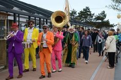 Angeführt von einer Marching Band ging es vom Strandspa in Richtung Nystedplatz.