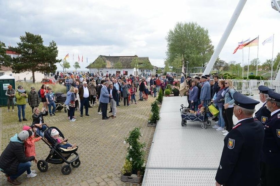 Die vielen Teilehmer des Festumzuges freuten sich sehr über die kostenlose, erste Fahrt im Riesenrad.