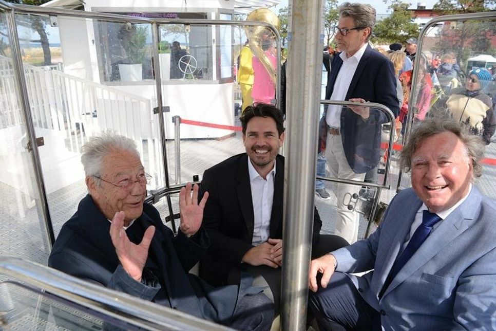 Prominente Gäste bei der Jungfernfahrt: Björn Engholm und Dr. Jan Kralitschka nahmen beim Bürgermeister Dieter Knoll platz.
