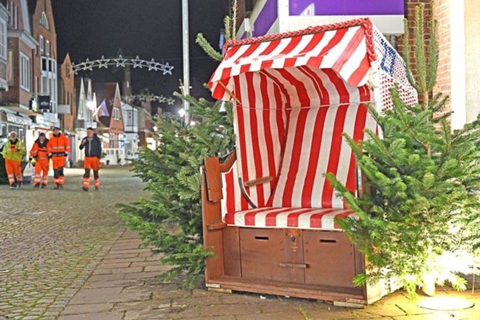 Die Strandkörbe in der Stadt wurden zu kleinen Weihnachtsinseln umgestaltet.