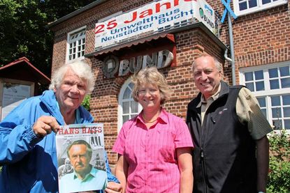 Horst Ackermann (lks.) ist Filmbeauftragter des Hans-Hass-Institutes. Gemeinsam mit Martina Stapf vom Umwelthaus und Wilhelm Lange von der Volkshochschule gestaltet er einen Filmabend im Umwelthaus.