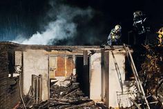 Ein Atemschutztrupp der Freiwilligen Feuerwehren öffnet das Dach des Hauses und sucht nach Glutnestern.