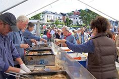 Beim Fischeramtsfest gibt es Brathering und Fischbrötchen satt!