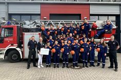 Svea Kruse vom team Baucenter (2. v. lks.) überreichte den symbolischen Scheck an die Kameraden und Kameradinnen der Jugendwehr Neustadt.