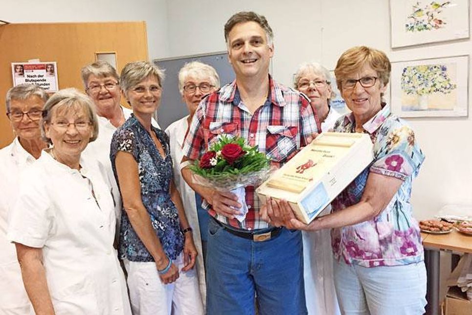 Kirsten Beck vom DRK-Blutspendedienst entnahm die 100. Blutspende von Spendejubilar Christian Petersen