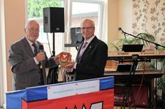 Bürgervorsteher Sönke Sela überreichte Jürgen Mosalf (re.) das Wappen der Stadt Neustadt.
