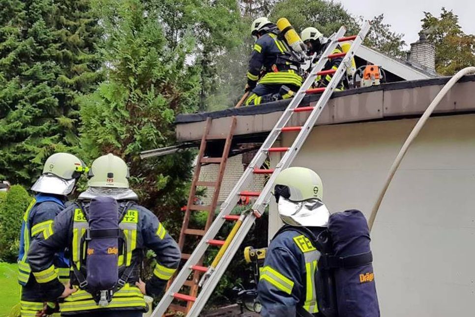 Das Dach wurde geöffnet, sodass eine Ausbreitung des Feuers verhindert werden konnte.