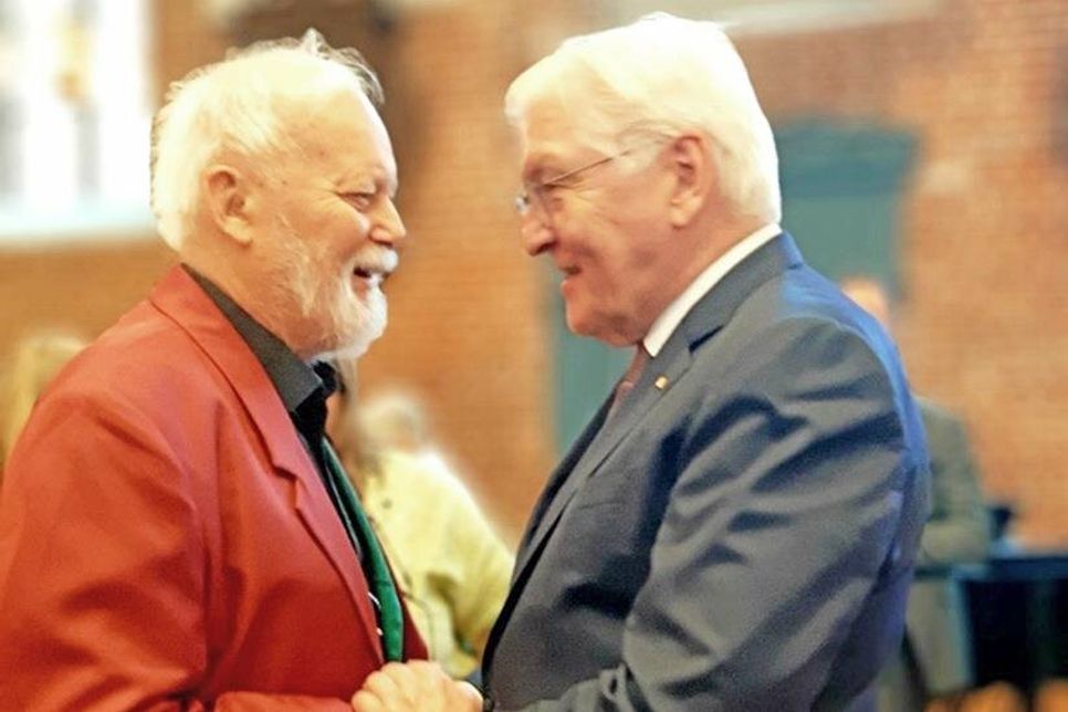 Bundespräsident Frank Walter Steinmeier verlieh Dirk Reimers das Bundesverdienstkreuz.