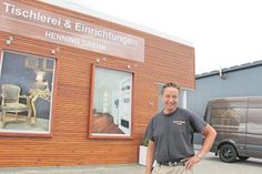 Tischlermeister Henning Daehn vor seinem Firmensitz im Gewerbegebiet Neustädter Bucht. Zum umfangreichen Leistungsspektrum des Betriebs gehören übrigens auch Holzfassaden.