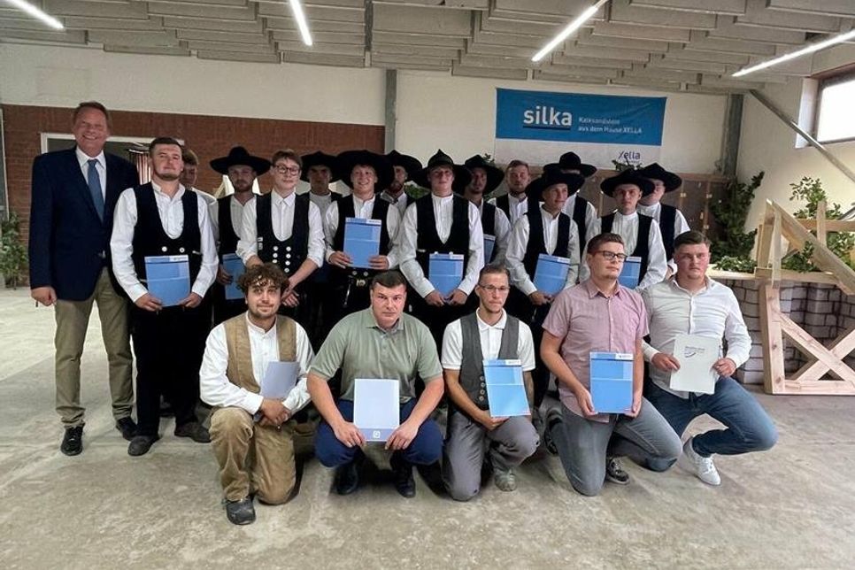 13 Zimmerer und 5 Maurer schlossen ihre Ausbildung erfolgreich ab.
