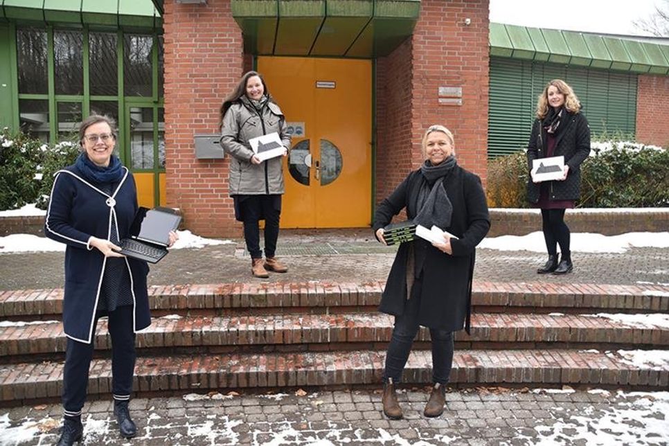 Die Schulleiterinnen Dr. Cordula Braun (OGT, links) und Esther Passig (GGS-Strand) freuen sich mit der amtierenden Bürgermeisterin Melanie Puschaddel-Freitag und Projektkoordinatorin Karin Meier (rechts) über die iPads aus dem Sofort­ausstattungsprogramm des Bundes.