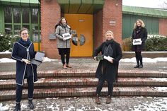 Die Schulleiterinnen Dr. Cordula Braun (OGT, links) und Esther Passig (GGS-Strand) freuen sich mit der amtierenden Bürgermeisterin Melanie Puschaddel-Freitag und Projektkoordinatorin Karin Meier (rechts) über die iPads aus dem Sofort­ausstattungsprogramm des Bundes.