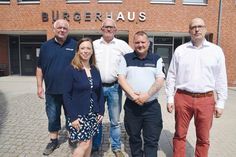 Ordnungsamtsleiterin Christiane Ehrlicher und Dozent Christoph Balzer (rechts) mit den Mitarbeitern des Kommunalen Ordnungsdienstes, Markus Kleinen (von links), Enrico Melzer und Benjamin Kleist.