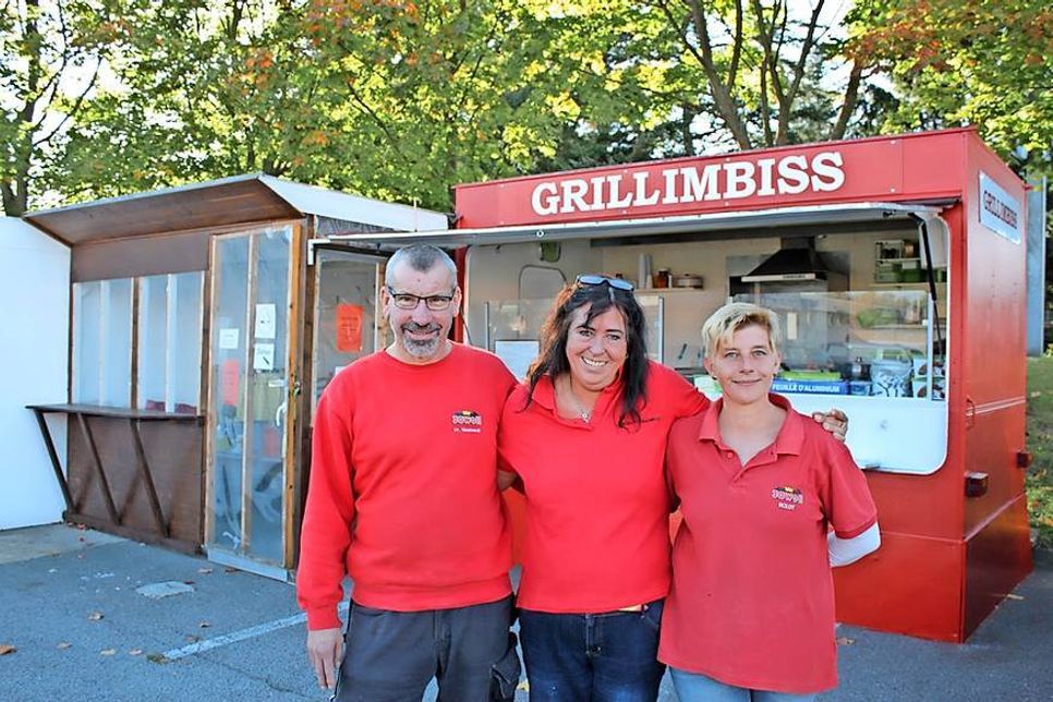 Jawoll-Filialleiter Manuela Boldt und Jörg Nieswandt begrüßen Annegret Lühr (Mi.), die neue Inhaberin vom Grillimbiss.