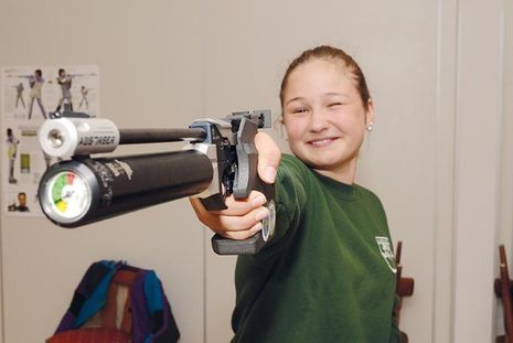 Die Anschaffung einer modernen Luftdruck-Pistole soll bei der Ahrensböker Gill als zusätzliches Angebot Jugendliche ab dem 12. Lebensjahr an eine weitere olympische Sportart heranführen.