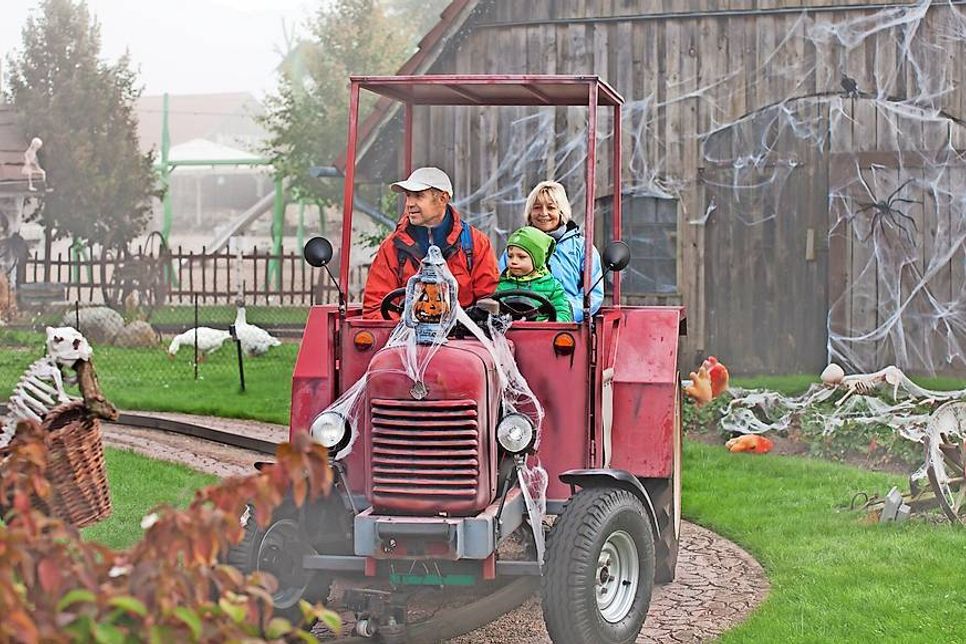 Schaurig-schön: Die Fahrt mit der Traktorbahn wird zur wahrhaftigen Grusel-Fahrt.