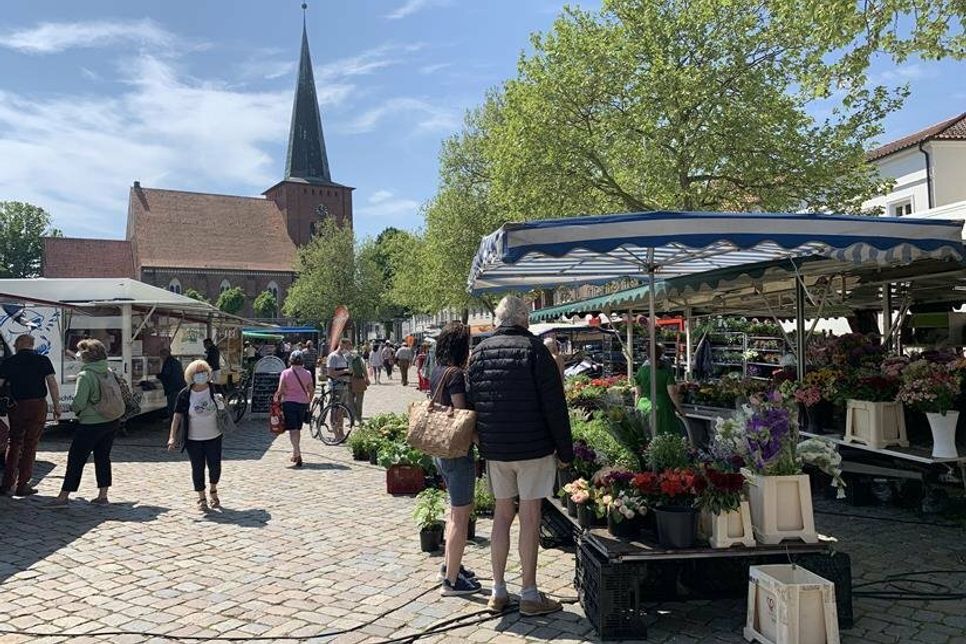 Der Neustädter Wochenmarkt findet ganzjährig auf dem zweitgrößten Marktplatz Schleswig-Holsteins statt.