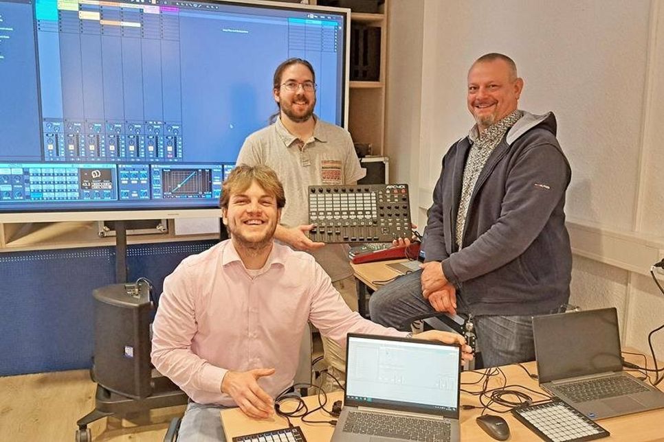 Nikita Freint, Thore Klitzke und Rasmus Freese (v.l.) vermitteln im Kreativ-Lab Wissen über kreatives Arbeiten mit digitaler Technik.