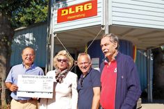 Fritz-Joachim Kühn, Regina Riebe-Kulzer, Frank Hertlein und Jochen Hoffmann bei der offiziellen Scheckübergabe in Travemünde. (Foto: Horst-Dieter Brück)