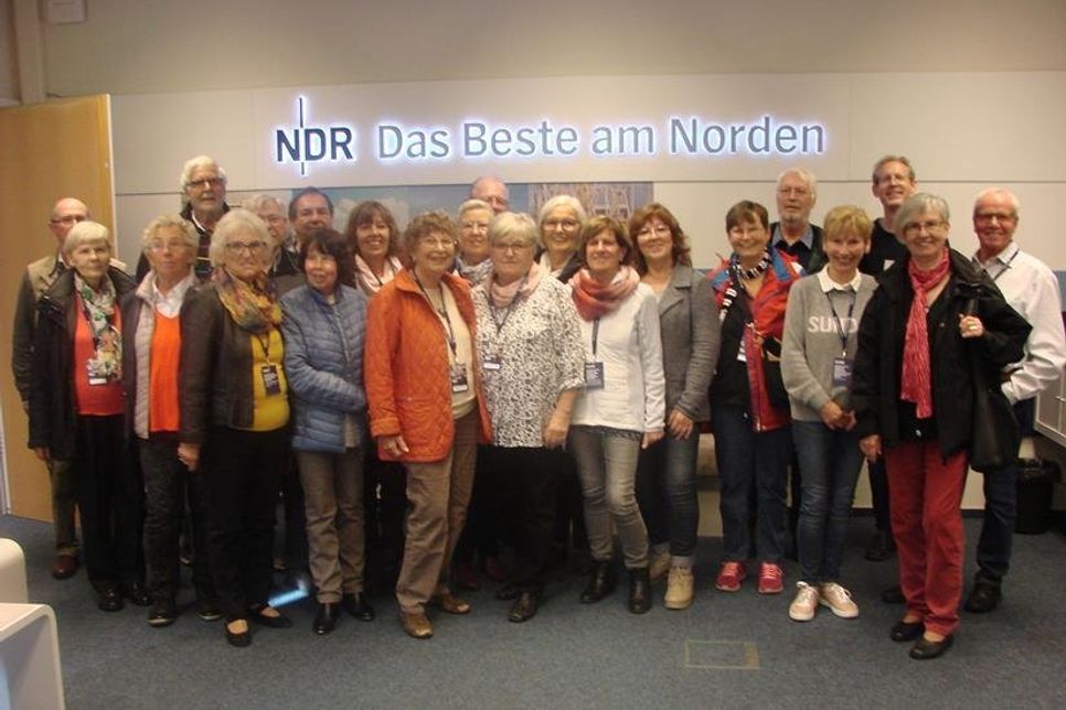 Neustadt/Hamburg. Am 18. Oktober lud der Seniorenbeirat der Stadt Neustadt die ehrenamtlichen Helfer zu einer Fahrt nach Hamburg zum NDR ein. Dort gab es eine Führung durch die Produktionsbereiche. Anschließend ging es ins Lindner Park-Hotel Hagenbeck zum Essen und Austausch, bevor es wieder nach Neustadt ging. (red)