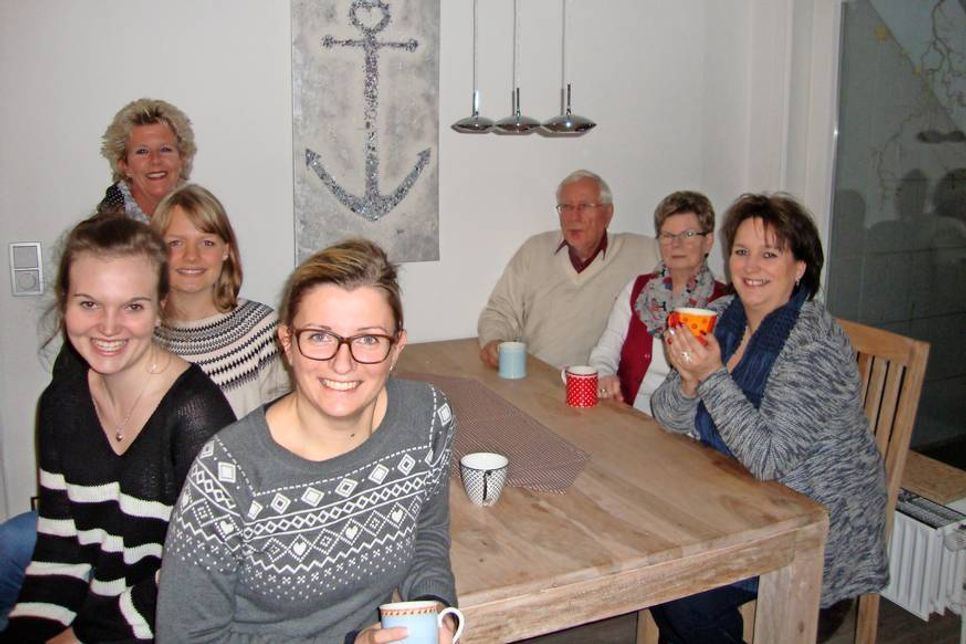 Karoline Mietschke, Alea Kock, Merle Petersen, Nicole Köhler, Holger Neumann, Karin Knaak (Souffleuse), Claudia Kock (vorne v. lks.). Nicht auf dem Bild Gabriela Ausborn (Requisite) und Angela Kornetzky (Maske).