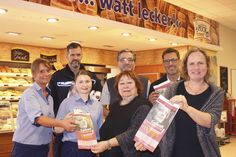 Gemeinsam mit den Mitarbeiterinnen der Bäckerei Puck machen Julia Dabelstein (r.) und Christa Feigl, mit Björn Bödecker von der Polizeistation Ratekau, Ratekaus REWE-Chef Reinhard Bödicker (m.) und Bürgermeister Thomas Keller auf das Thema „Häusliche Gewalt“ aufmerksam. (Foto: Eknad)