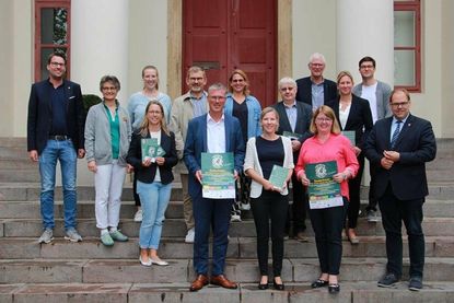 Sponsoren und Organisatorinnen der Kinderuni Neustadt bei der Vorstellung des neuen Programms.
