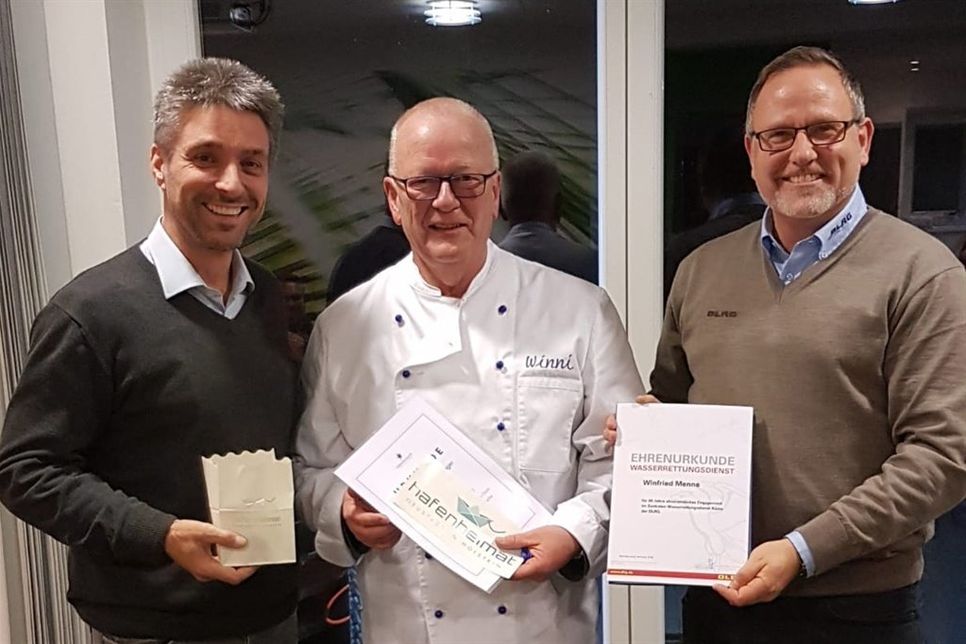 Holger Hecken (re.), Einsatzleiter Küste Schleswig-Holstein, und Stephan Reil (lks.) vom Tourismus-Service überreichten kleine Geschenke und Urkunden.