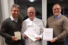 Holger Hecken (re.), Einsatzleiter Küste Schleswig-Holstein, und Stephan Reil (lks.) vom Tourismus-Service überreichten kleine Geschenke und Urkunden.