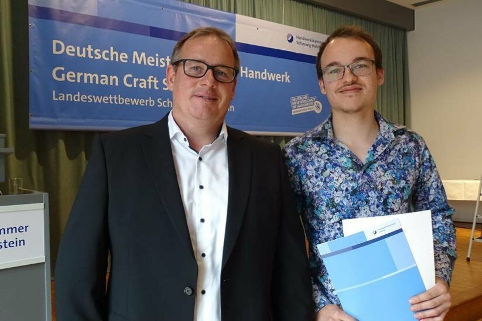 Landessieger Jan Köppe (re.) mit seinem Vater und Fahrzeuglackierermeister Marc Köppe.