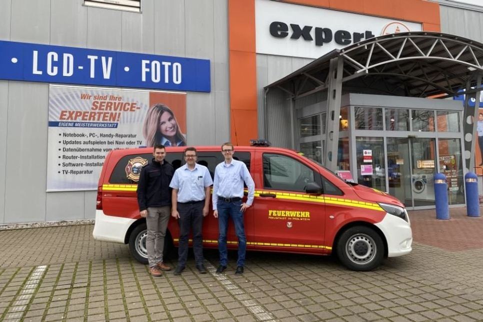 expert-Marktleiter Heino Richter (Mi.) mit Jugendwart der Freiwilligen Feuerwehr Neustadt Finn-Lasse Dranowski und dem stellvertretenden Marktleiter Norman Bock (v. lks.).
