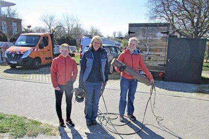 Svenja, Birthe und Annkathrin (v.l.) mit den größten Fundstücken