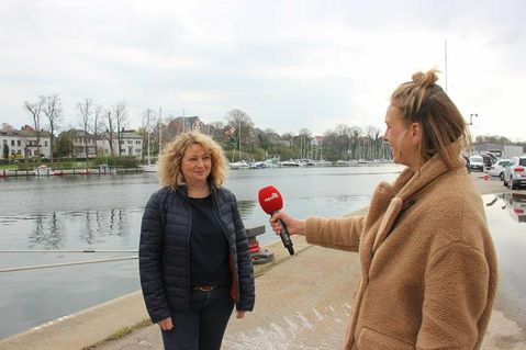 Kuratoriumsvorsitzende Barbara Helbach (lks.) im Interview mit Kristina Kolbe.