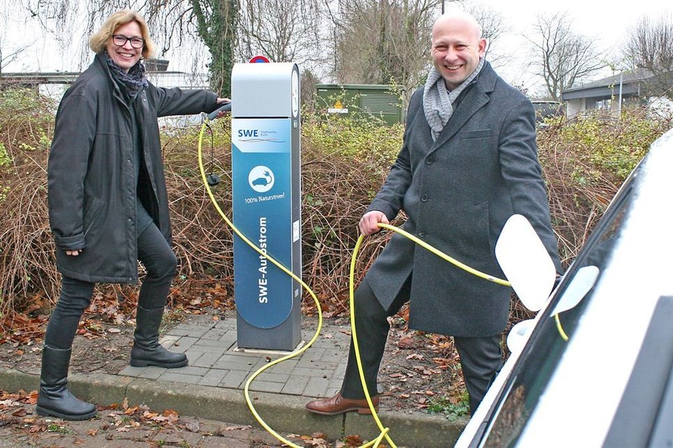 Eine Stromladesäule für zwei Elektroautos: Die stellvertretende Süseler Bürgermeisterin Swantje Meininghaus und Eutins Stadtwerke-Chef Marc Mißling nahmen sie jetzt offiziell in Betrieb.
