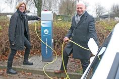 Eine Stromladesäule für zwei Elektroautos: Die stellvertretende Süseler Bürgermeisterin Swantje Meininghaus und Eutins Stadtwerke-Chef Marc Mißling nahmen sie jetzt offiziell in Betrieb.