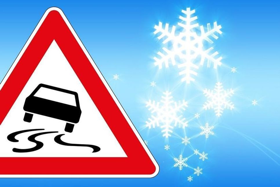 Das Fahren mit Sommerreifen bei Glatteis, Schneeglätte, Schneematsch, Eisglätte oder Reifglätte schlägt mit 60 Euro und einem Punkt in Flensburg zu buche.
