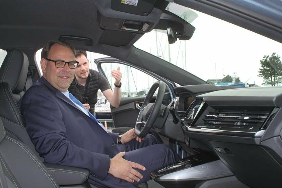 Auch Bürgermeister Mirko Spieckermann ließ sich die Technik im E-Audi zeigen.