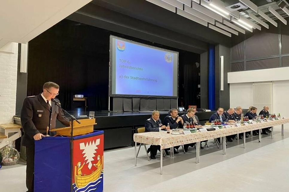 Stadtwehrführer Alexander Wengelewski (lks.) bei seinem Jahresbericht.