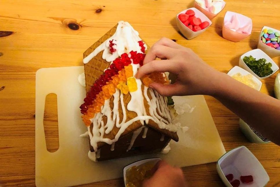 Viel Zuckerguss als Kleber auftragen und dann nach Belieben schmücken.