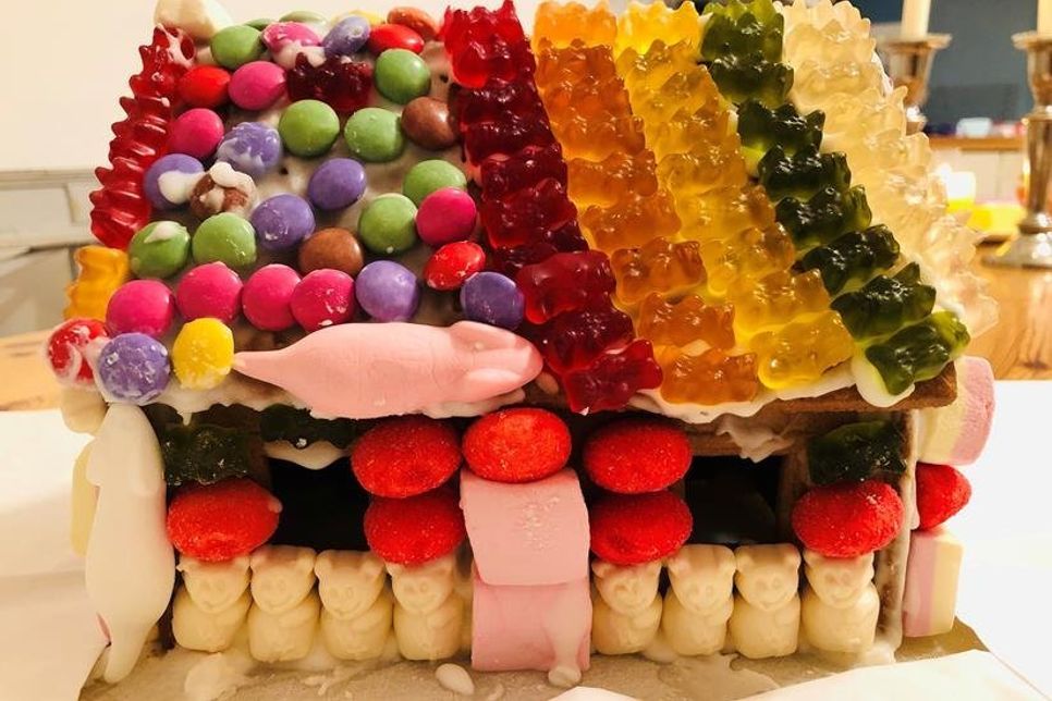 So sieht das knallbunte reporter-Lebkuchenhaus aus.