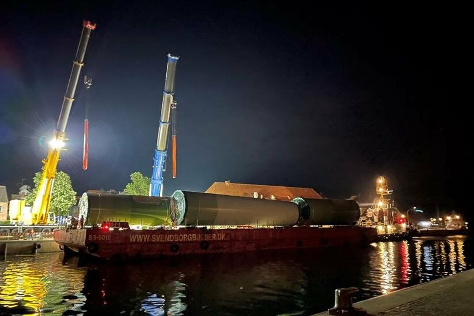 Mit etwas Verspätung kam das Pontonboot in der Nacht auf Dienstag (15. Juni) mit den ersten vier Turmsektionen in Neustadt in Holstein an.